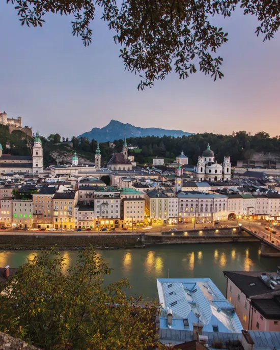 Abendblick auf die Salzburger Altstadt mit der Festung Hohensalzburg und der Salzach